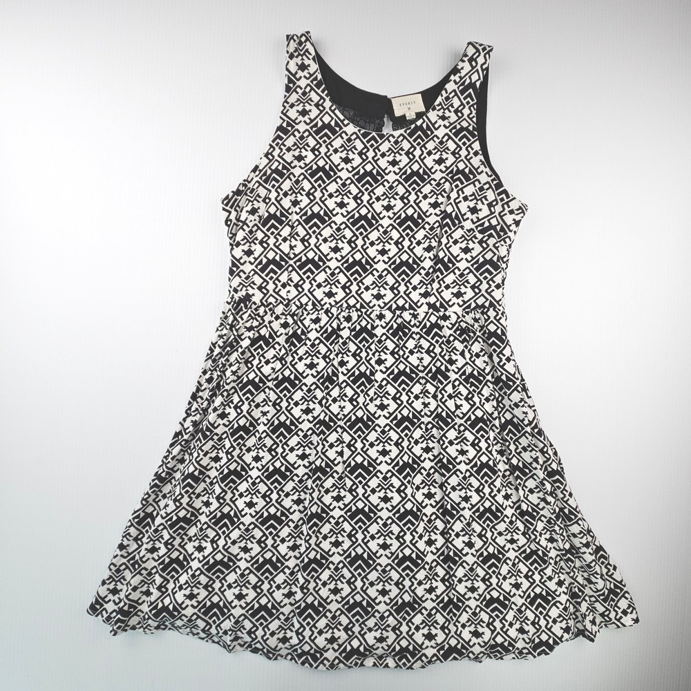 Everly Juniors Geometric Graphic Print Sleeveless Lace Back Dress Black White L